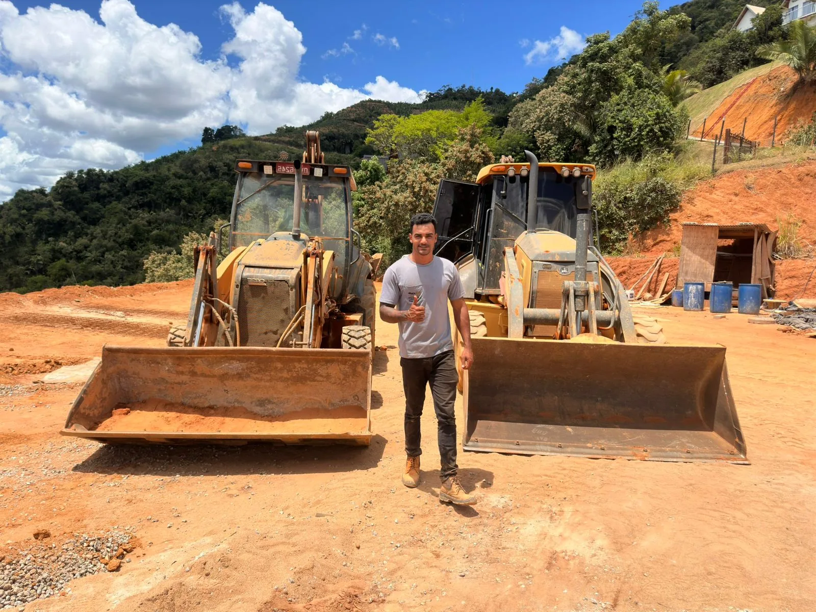 Equipe da Dias Terraplanagem com máquinas no terreno